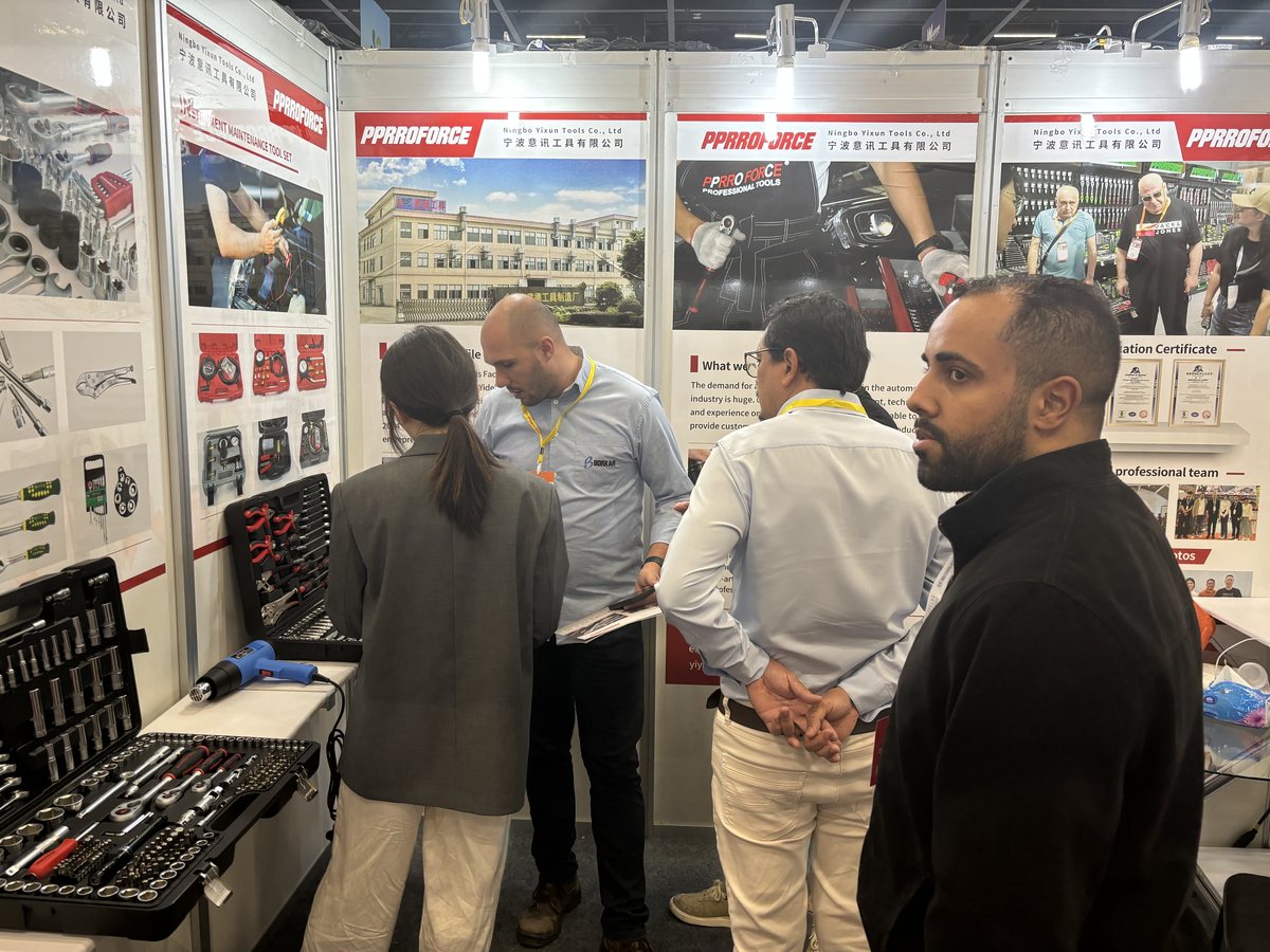 Buyers meeting at an international hardware tools trade show